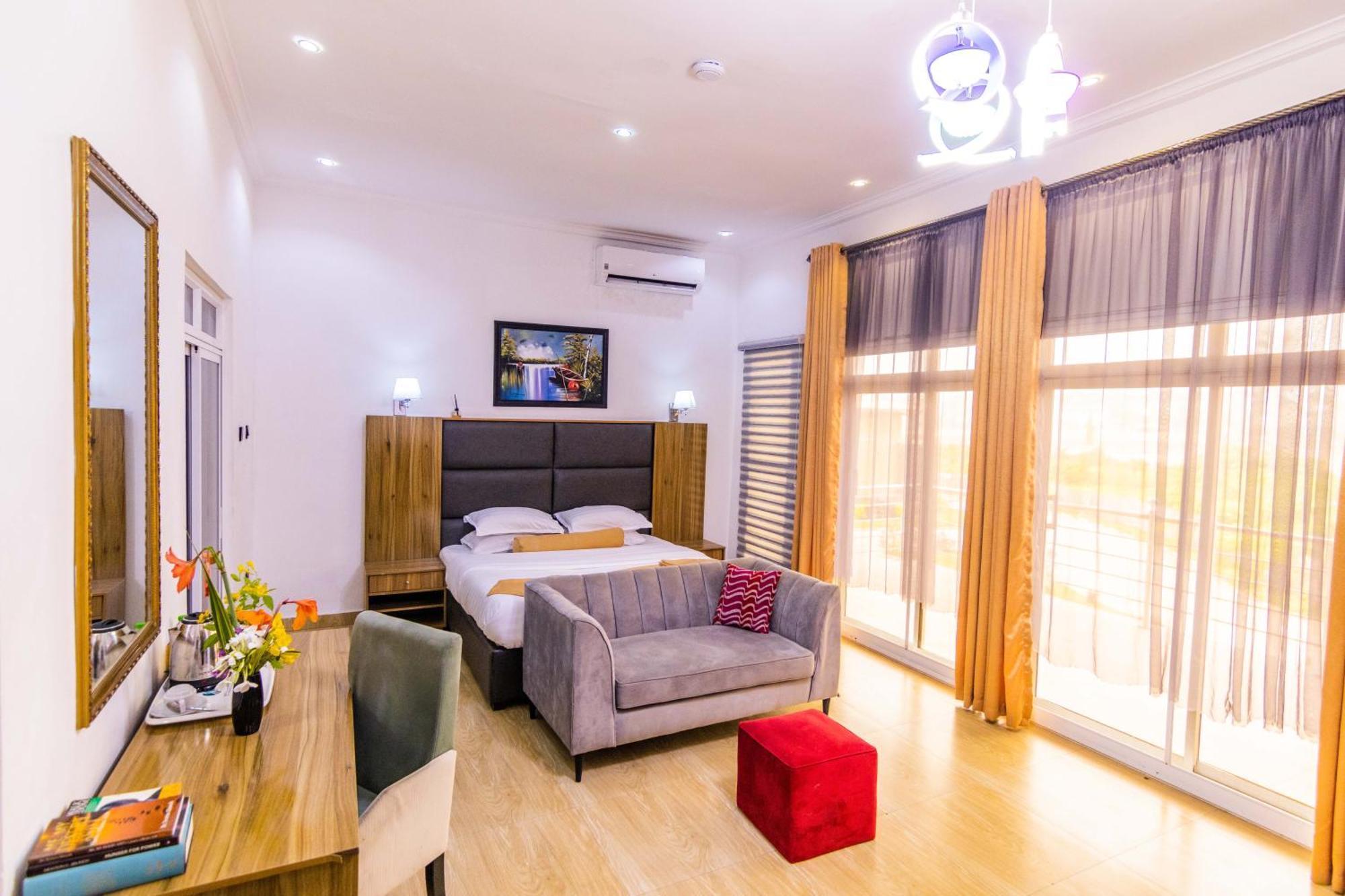 Nelson Mandela Gardens Hotel Okpanam Екстериор снимка