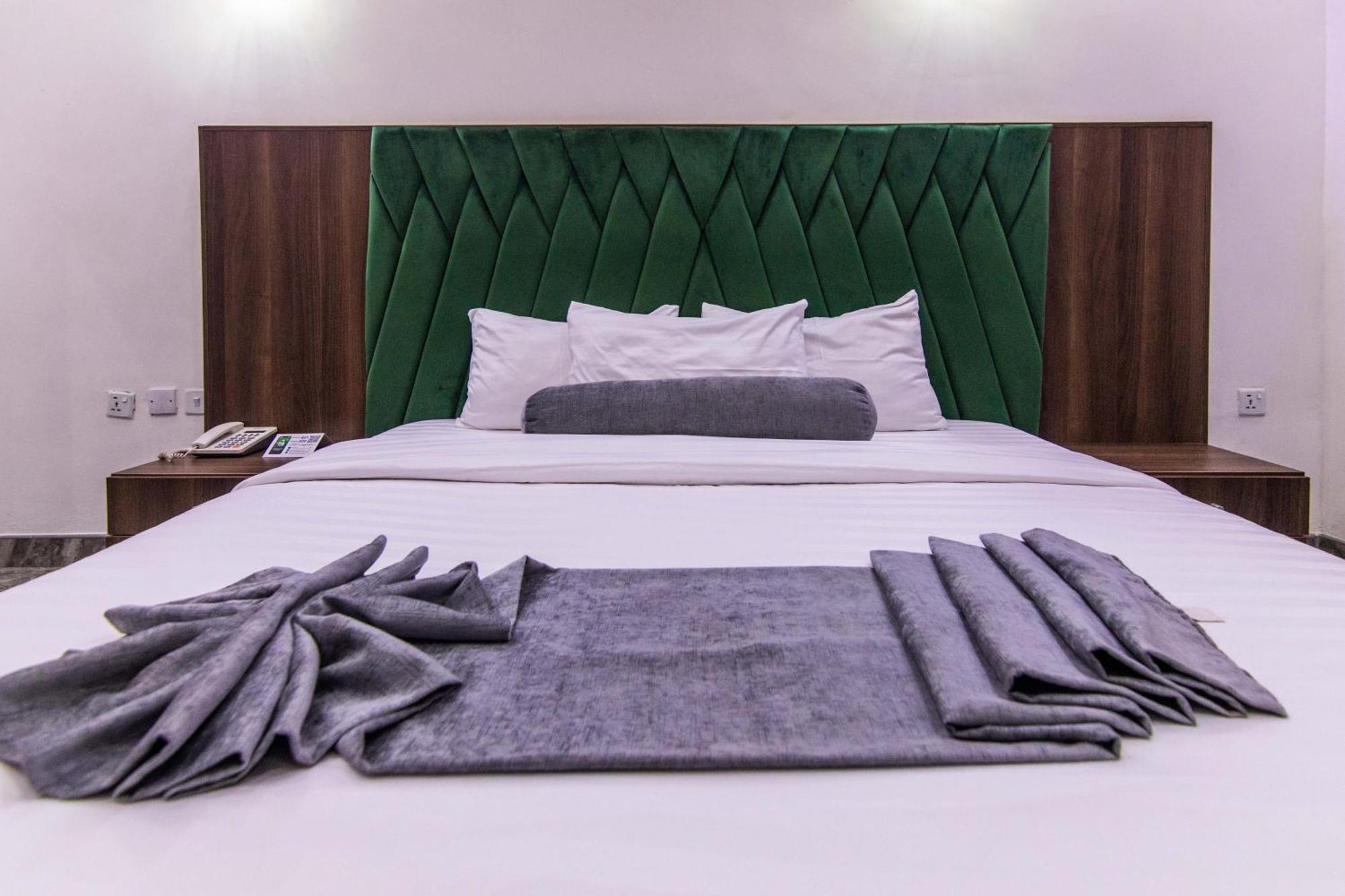 Nelson Mandela Gardens Hotel Okpanam Екстериор снимка