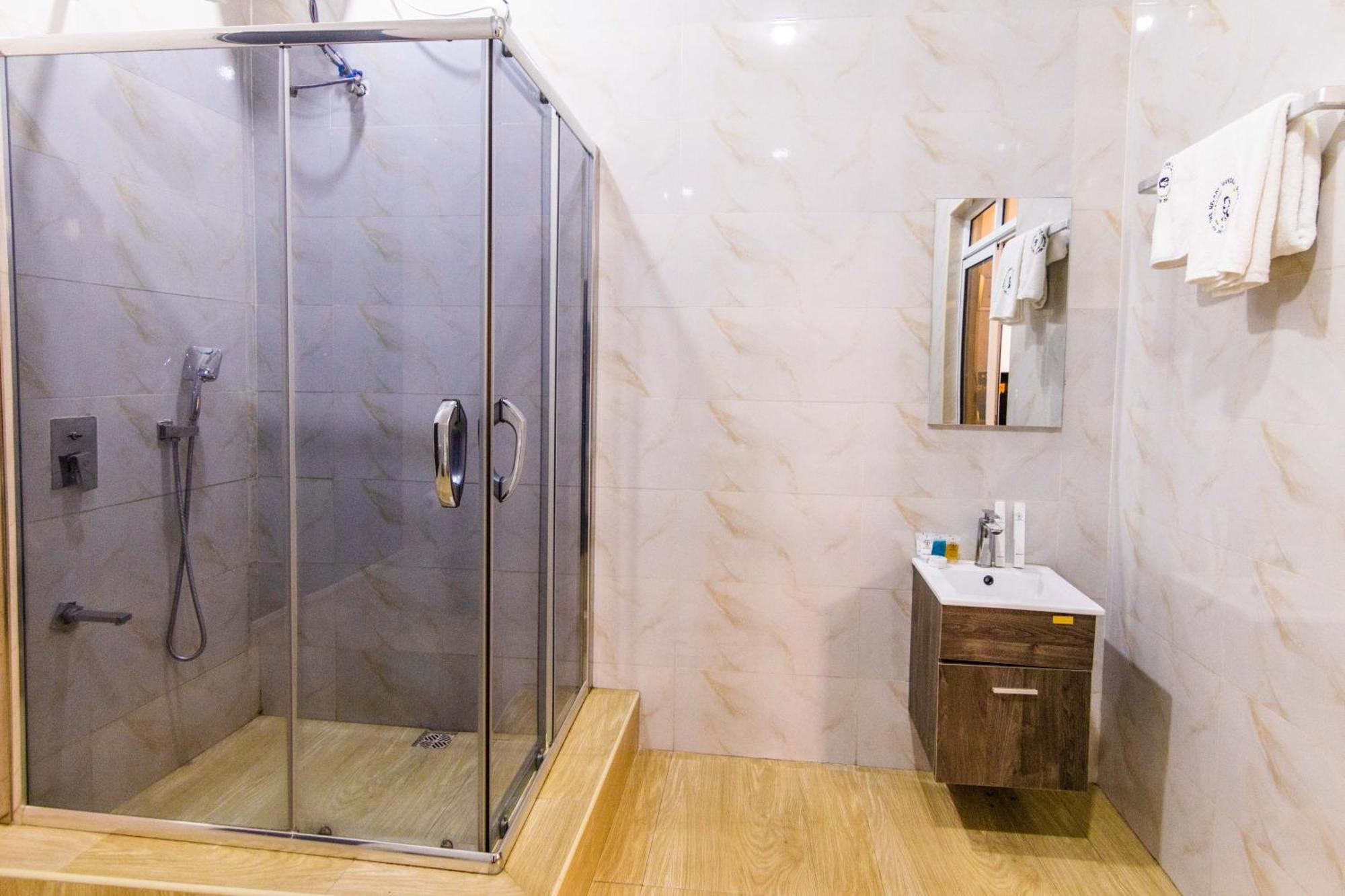 Nelson Mandela Gardens Hotel Okpanam Екстериор снимка